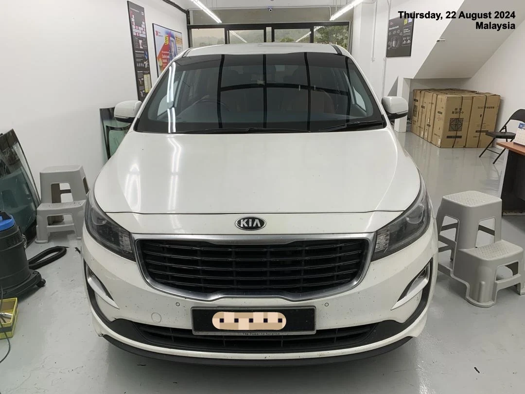 Kia Grand Carnival windscreen replacement at Ker Auto